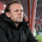 Vincent Euvrard zit geconcentreerd in de dug-out van Standard voor een wedstrijd.