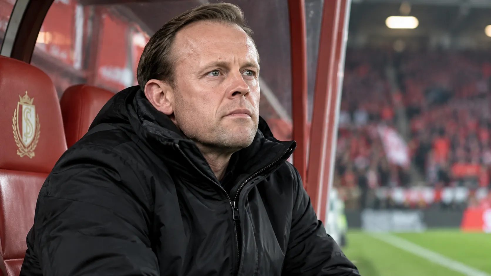 Vincent Euvrard zit geconcentreerd in de dug-out van Standard voor een wedstrijd.