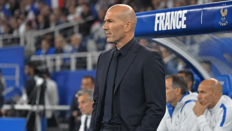 Een Franse coach in donker pak bij de technische zone voor de wedstrijd tegen België.