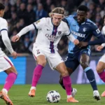Spelers van Paris Saint-Germain en Le Havre in een duel tijdens een Ligue 1-wedstrijd.