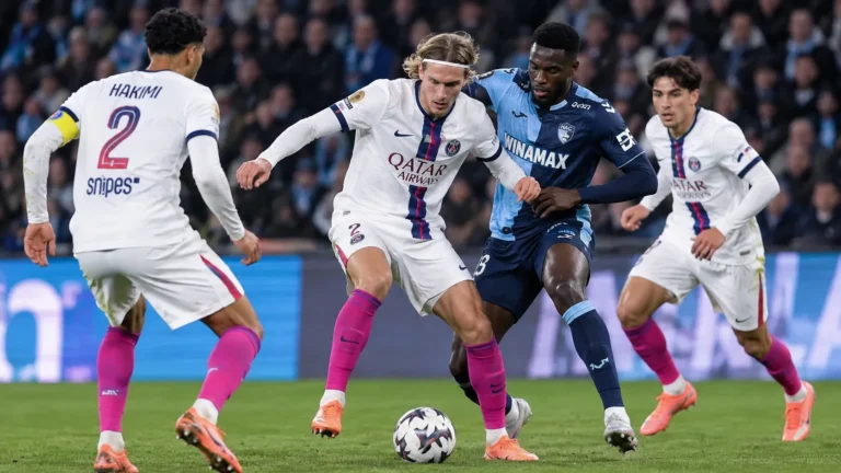 Spelers van Paris Saint-Germain en Le Havre in een duel tijdens een Ligue 1-wedstrijd.