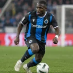 Een speler van Club Brugge in blauw-zwart tijdens een wedstrijdmoment.
