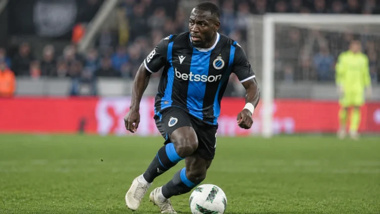 Een speler van Club Brugge in blauw-zwart tijdens een wedstrijdmoment.
