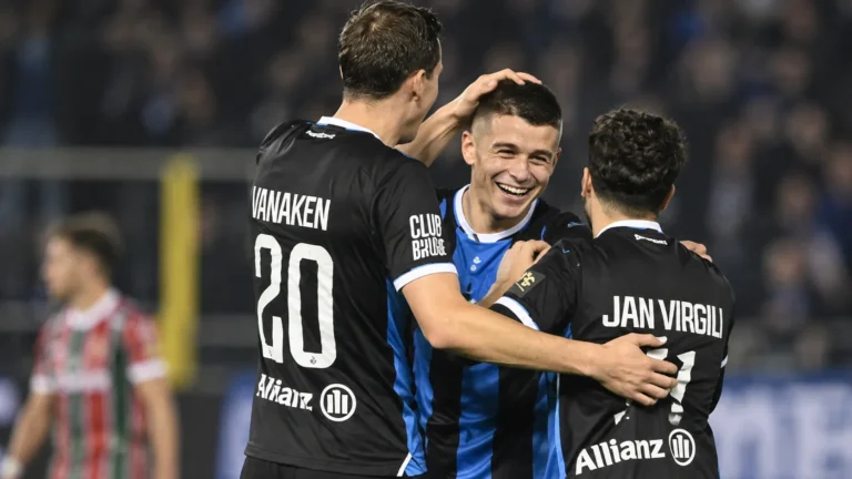 Een groep spelers van Club Brugge viert samen op het veld tijdens een wedstrijd.