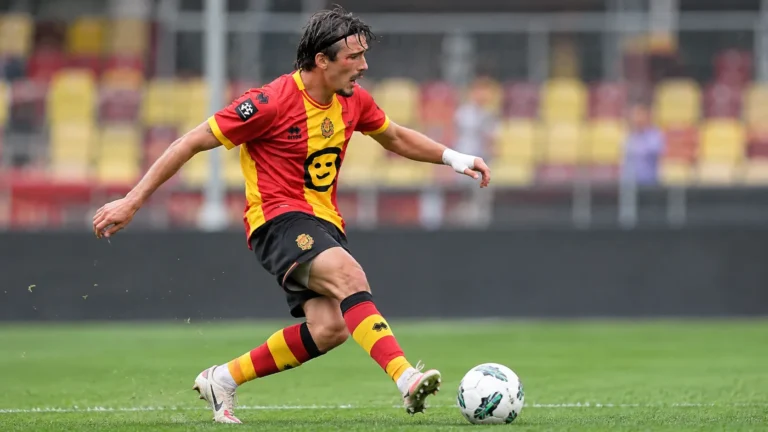 Een speler van KV Mechelen in actie tijdens een voetbalwedstrijd.
