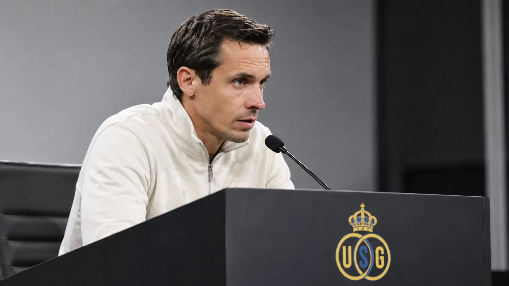 David Hubert spreekt tijdens een persmoment van Union.