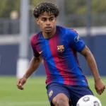 Lamine Yamal traint geconcentreerd in het blauw-rode shirt van FC Barcelona.