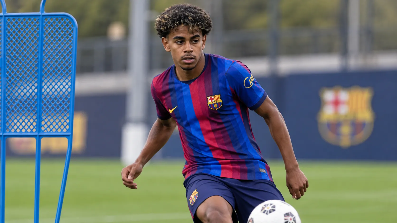 Lamine Yamal traint geconcentreerd in het blauw-rode shirt van FC Barcelona.