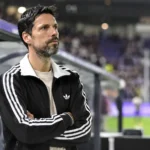 Vitor Bruno observeert de opwarming naast de dug-out.