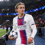 Mika Godts in het tenue van Paris Saint-Germain op het veld na een wedstrijd.