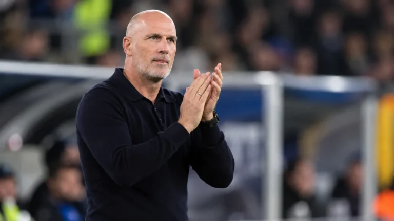 Philippe Clement applaudisseert langs de zijlijn in donkere coachkleding.