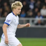 Jeppe Erenbjerg van KRC Genk op het voetbalveld in een wit shirt.