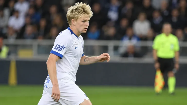 Jeppe Erenbjerg van KRC Genk op het voetbalveld in een wit shirt.