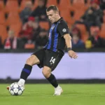 Gerard Vandeplas in actie tijdens een wedstrijd van Antwerp in een zwart-blauw tenue.