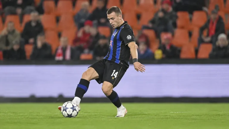 Gerard Vandeplas in actie tijdens een wedstrijd van Antwerp in een zwart-blauw tenue.
