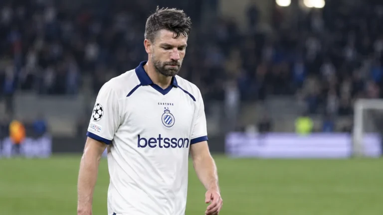 Brandon Mechele van Club Brugge loopt na de wedstrijd over het veld.