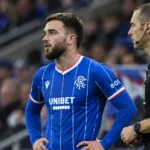 Nicolas Raskin in het blauwe Rangers-shirt naast de zijlijn tijdens een wedstrijd.