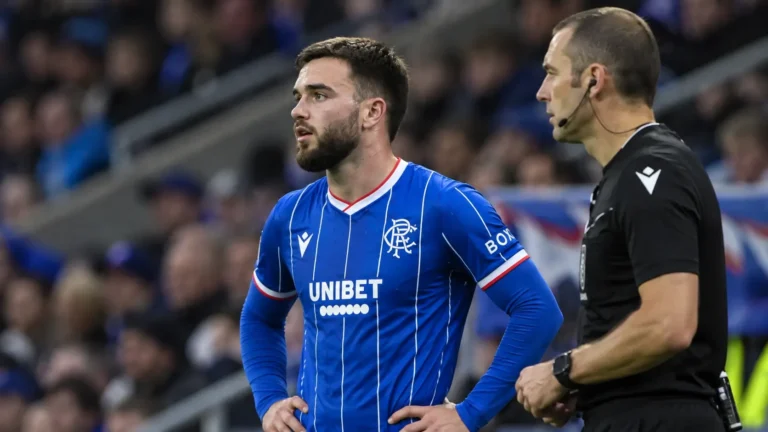 Nicolas Raskin in het blauwe Rangers-shirt naast de zijlijn tijdens een wedstrijd.