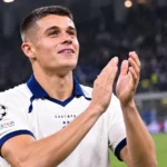 Nicolo Tresoldi applaudisseert na de wedstrijd aan de rand van het veld.