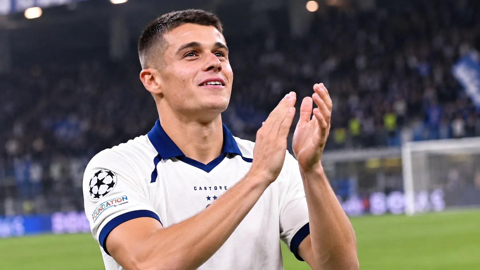 Nicolo Tresoldi applaudisseert na de wedstrijd aan de rand van het veld.