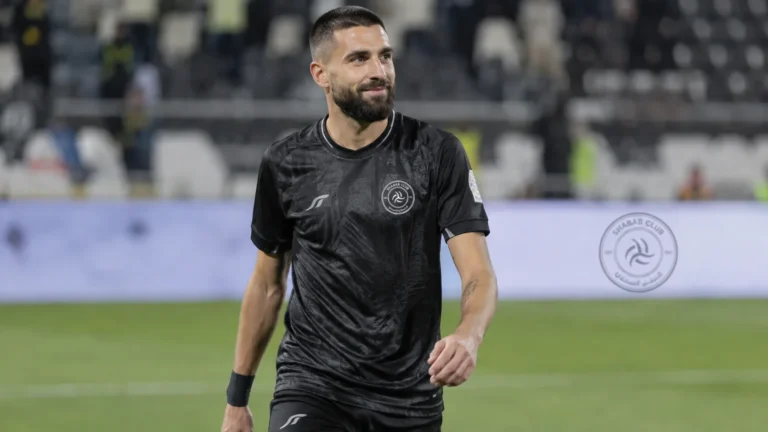 Yannick Carrasco wandelt na afloop op het veld in het zwarte tenue van Al-Shabab.