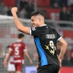 Nicolò Tresoldi viert een doelpunt voor Club Brugge met opgeheven vuist.