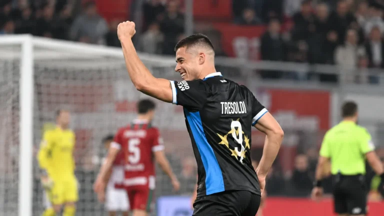 Nicolò Tresoldi viert een doelpunt voor Club Brugge met opgeheven vuist.