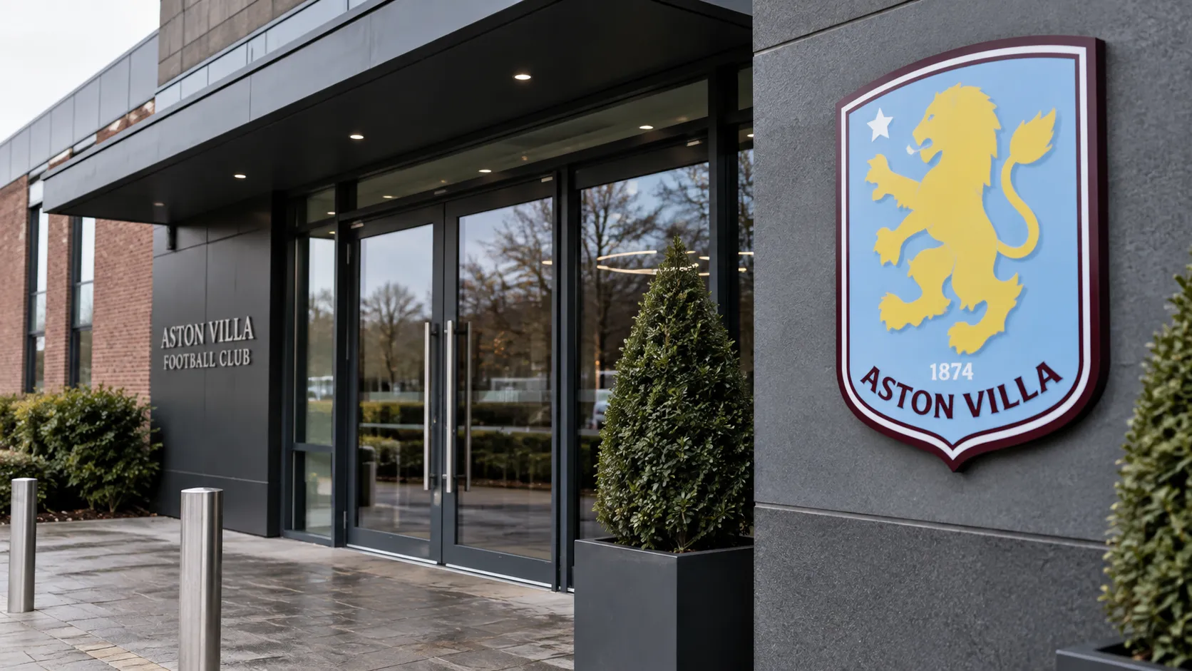 De ingang van een Aston Villa-clubgebouw met het clubembleem op een vaste gevelplaat.