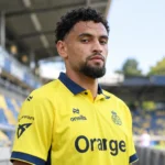 Adem Zorgane in het gele shirt van Union tijdens een officieel clubfotomoment in het stadion.