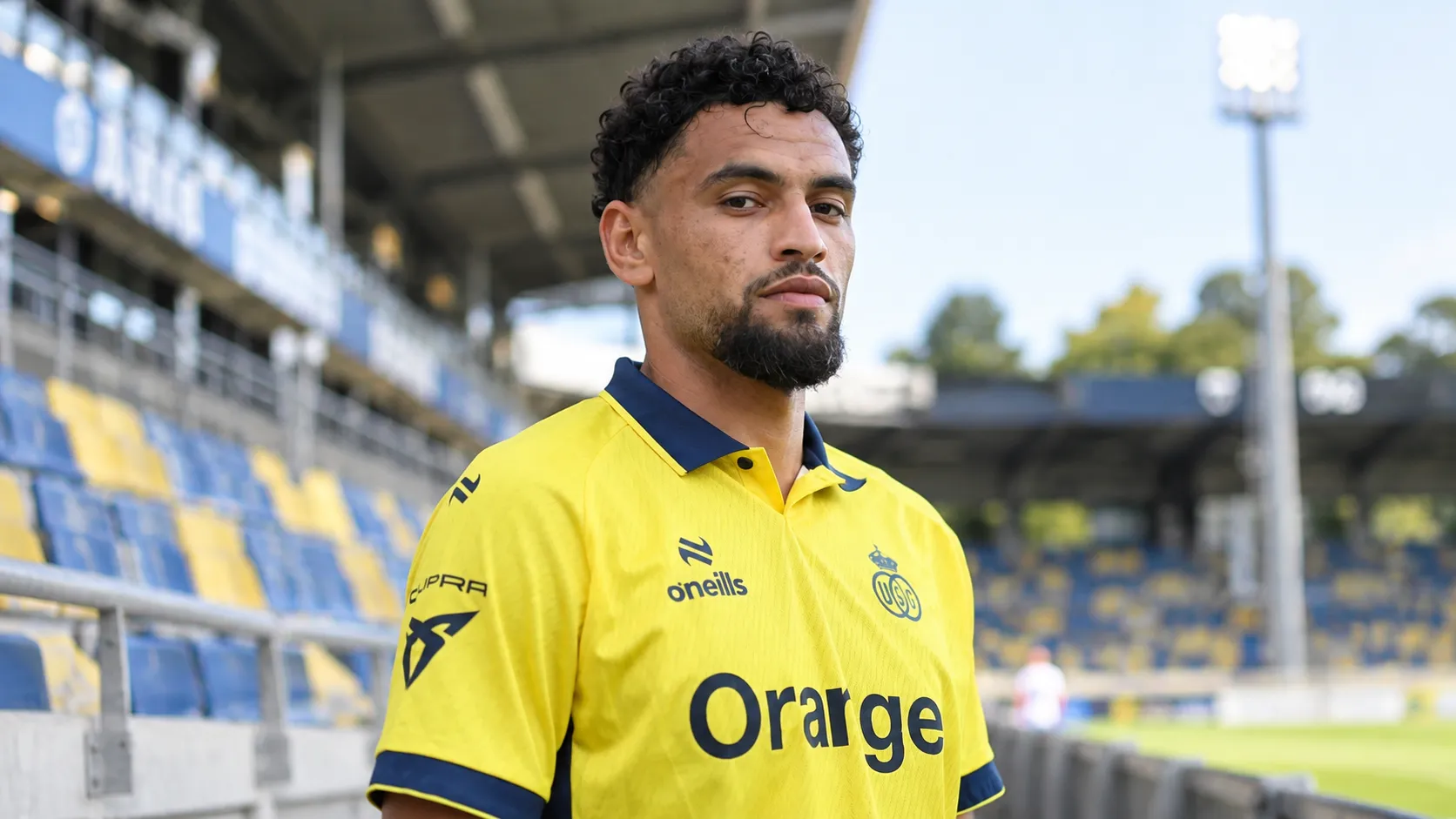 Adem Zorgane in het gele shirt van Union tijdens een officieel clubfotomoment in het stadion.
