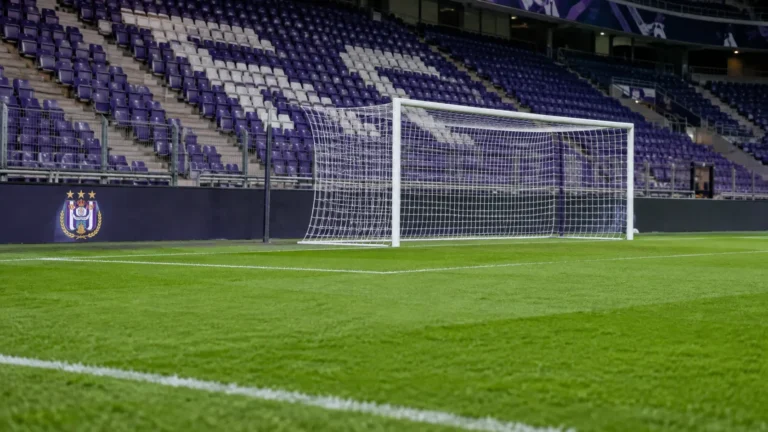 Leeg strafschopgebied met doel en een vast RSC Anderlecht-bord langs het veld.