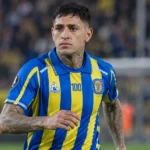 Gastón Ávila in het blauw-geel van Rosario Central tijdens een wedstrijdmoment.