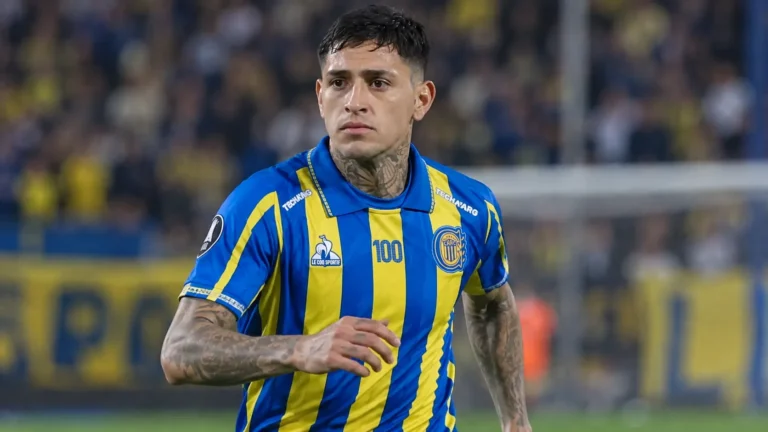Gastón Ávila in het blauw-geel van Rosario Central tijdens een wedstrijdmoment.
