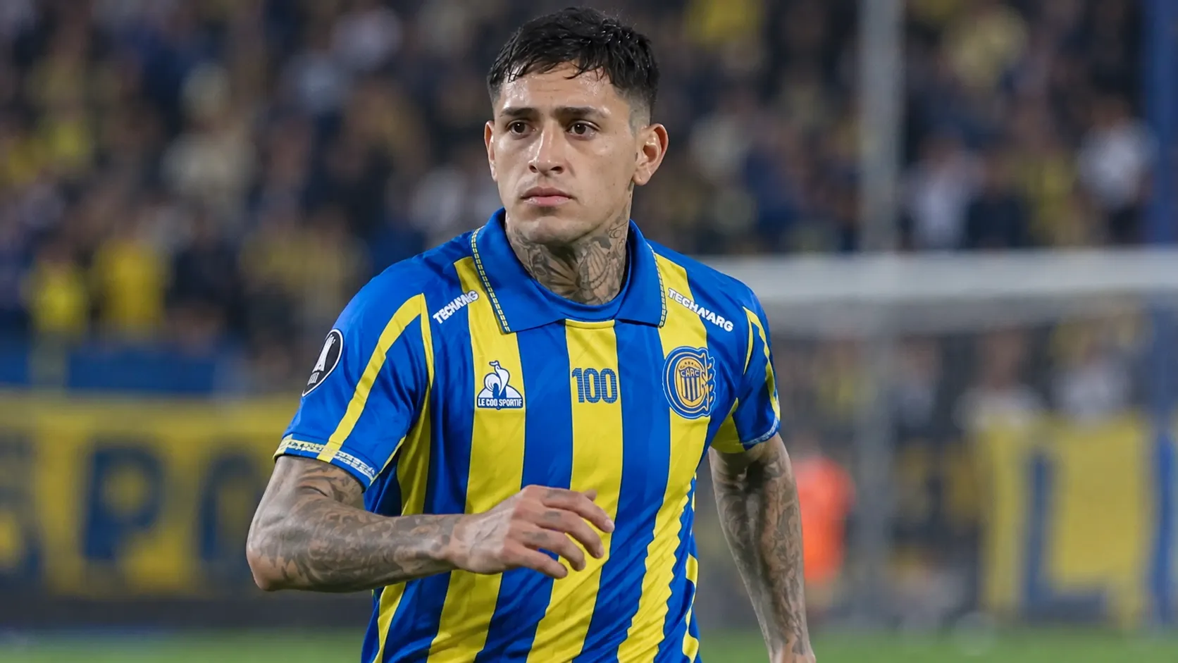 Gastón Ávila in het blauw-geel van Rosario Central tijdens een wedstrijdmoment.