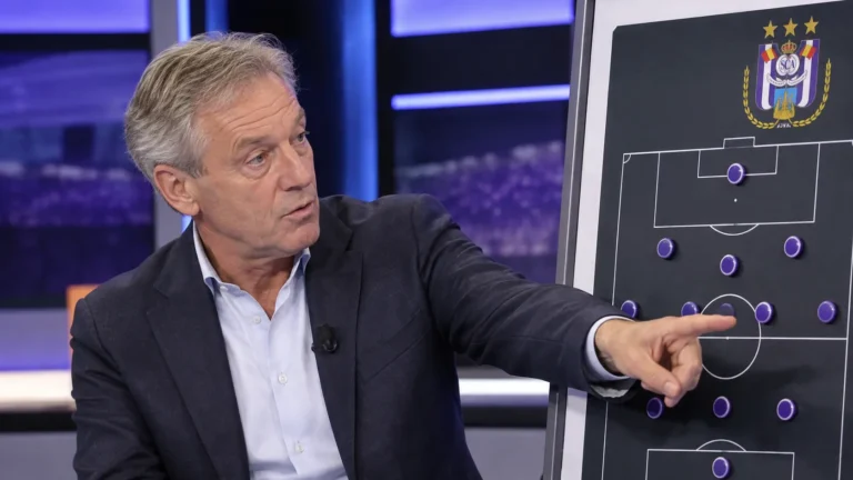 Marc Degryse bij een tactiekbord van RSC Anderlecht in een analyse-studio.
