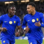 Twee Chelsea-spelers in blauwe tenues in actie tijdens een wedstrijd.