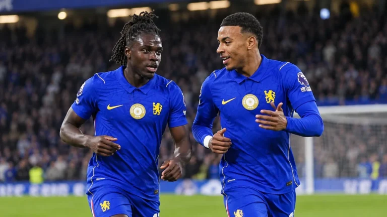 Twee Chelsea-spelers in blauwe tenues in actie tijdens een wedstrijd.