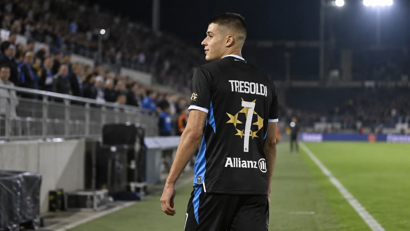 Nicolo Tresoldi van Club Brugge op het veld na de wedstrijd.