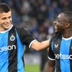 Twee Club Brugge-spelers vieren samen op het veld.