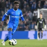 Aaron Bibout in het blauwe shirt van KRC Genk tijdens een voetbalactie.