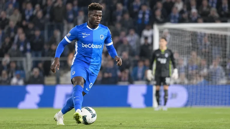 Aaron Bibout in het blauwe shirt van KRC Genk tijdens een voetbalactie.