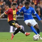 Spelers van KV Mechelen en KRC Genk vechten om de bal tijdens een wedstrijdactie.