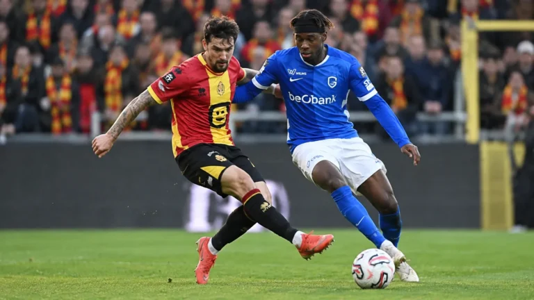 Spelers van KV Mechelen en KRC Genk vechten om de bal tijdens een wedstrijdactie.
