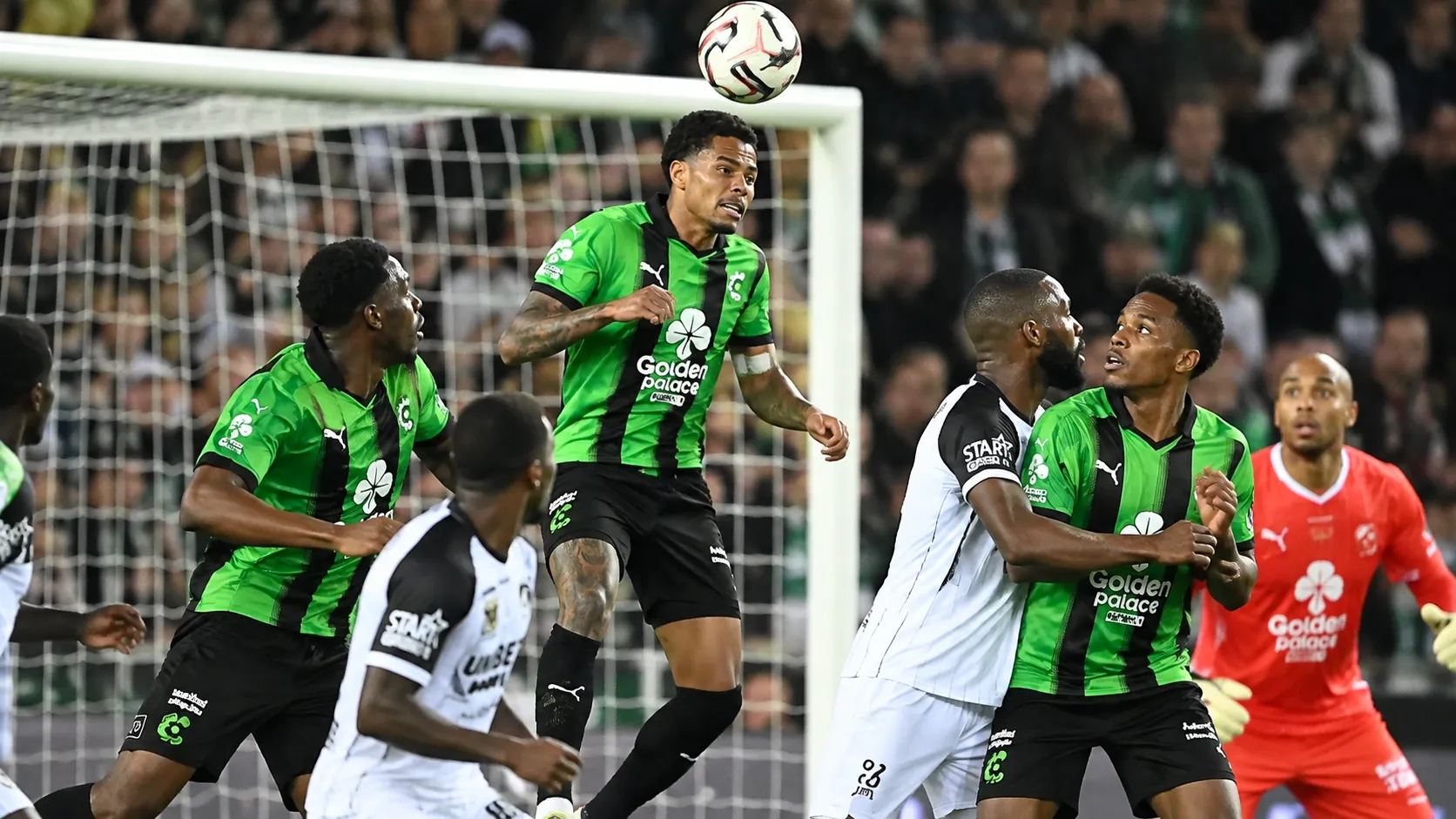 Cercle Brugge-spelers verdedigen voor hun doel in een wedstrijdmoment.