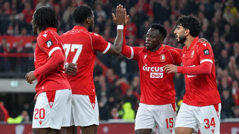 Standard-spelers vieren samen een doelpunt op Sclessin.