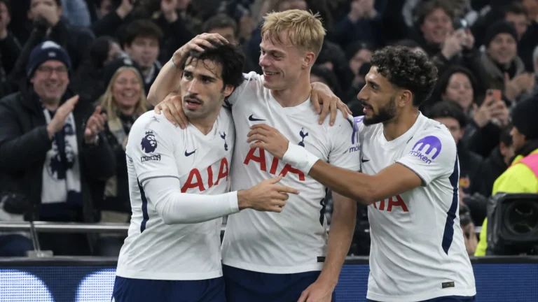 Tottenham-spelers vieren samen een doelpunt voor de tribune.
