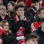 Bayern München-supporters op de tribune na een late gelijkmaker in een Bundesliga-topper.