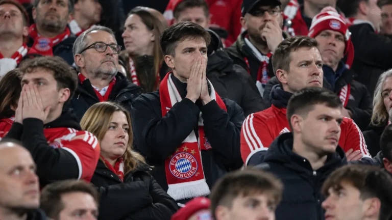 Bayern München-supporters op de tribune na een late gelijkmaker in een Bundesliga-topper.