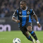 Carlos Forbs van Club Brugge controleert de bal tijdens een wedstrijdactie.