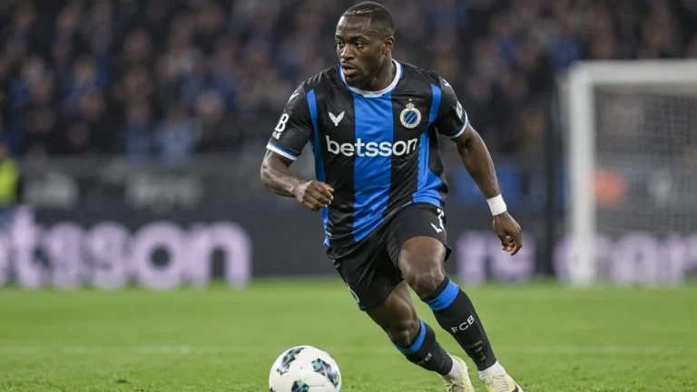Carlos Forbs van Club Brugge controleert de bal tijdens een wedstrijdactie.